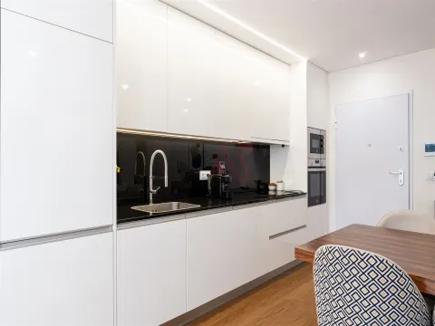 Apartamento T1+1 com varanda e lugar de garagem em Canidelo