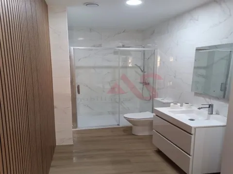 Apartamento T3 Remodelado em Coimbrões | Excelente Localização e Acessos