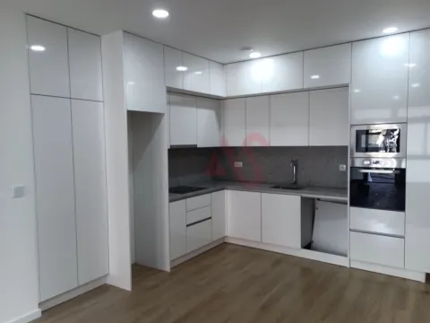Apartamento T3 Remodelado em Coimbrões | Excelente Localização e Acessos