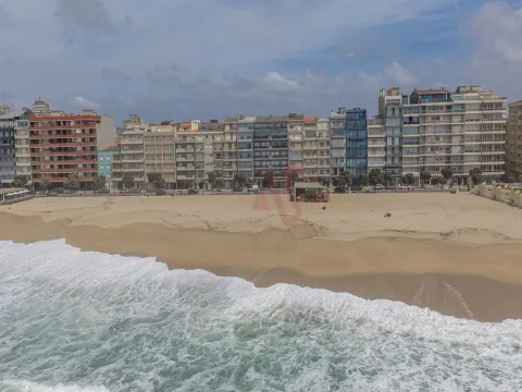 Apartamento T4 na 1ª Linha de Mar – Centro da Póvoa de Varzim com uma Vista Deslumbrante
