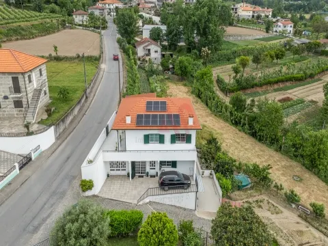 Casa de 3+3 dormitorios con dos viviendas independientes – Excelente oportunidad de inversión en Vizela