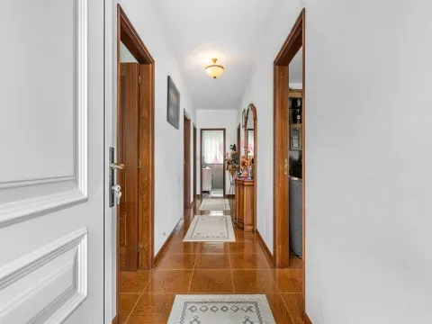 Casa de 3+3 dormitorios con dos viviendas independientes – Excelente oportunidad de inversión en Vizela
