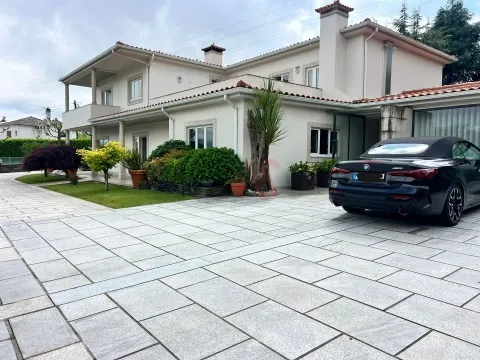 Moradia T3 em Guardizela, Guimarães, com Piscina, Campo de Ténis e 2.700 m² de Terreno
