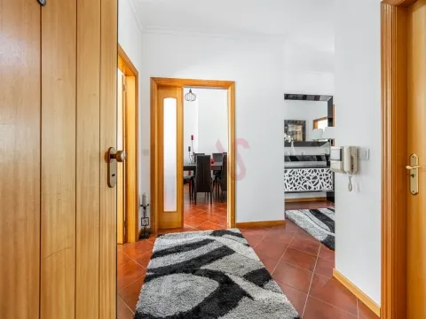Appartamento con 2 camere da letto e 90,2 mq | Arredati e Attrezzati |Garage | Ascensore | 2 balconi | Lustosa, Lousada
