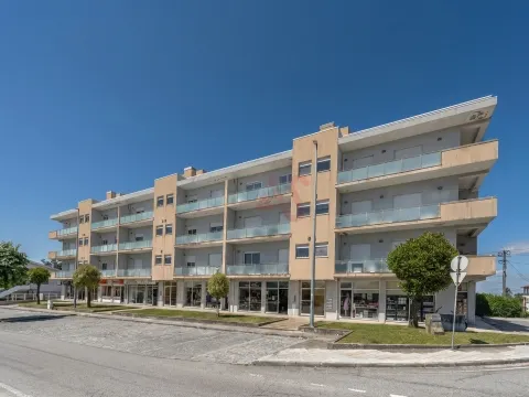 Appartamento con 2 camere da letto e 90,2 mq | Arredati e Attrezzati |Garage | Ascensore | 2 balconi | Lustosa, Lousada