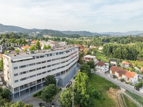 OPORTUNIDADE EXCLUSIVA: Apartamento T3 de Luxo, Totalmente Mobilado e Equipado – Caldelas, Guimarães