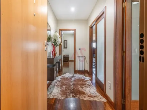 OPORTUNIDADE EXCLUSIVA: Apartamento T3 de Luxo, Totalmente Mobilado e Equipado – Caldelas, Guimarães