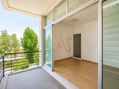 Sala Privada com Varanda para Arrendamento com 16 m² inserida num Escritório em Ermesinde
