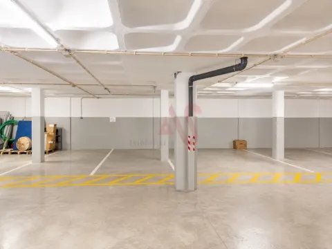 Lugar de Estacionamento para Arrendamento em Ermesinde