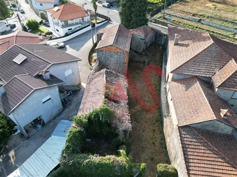 Moradia T3 em Pedra | 1.000 m² de Terreno | Requião – Vila Nova de Famalicão