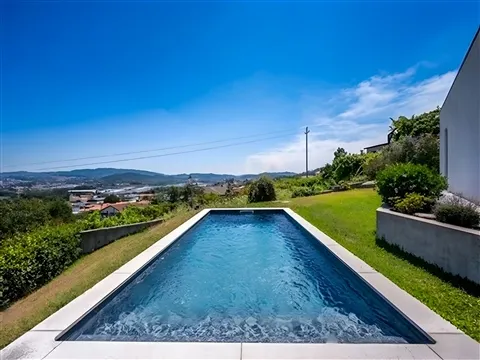 Moradia T3 Moderna com Piscina e Vistas Panorâmicas