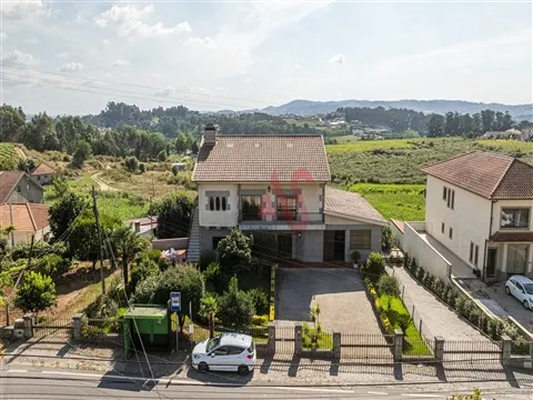 Moradia T7 com Espaço Comercial, Jardim e 3000m² de Terreno | Caramos – Felgueiras
