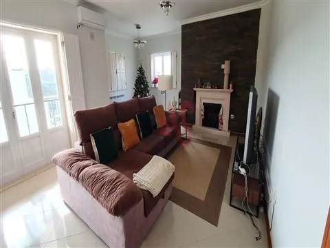 Moradia T5 com Piscina Coberta Aquecida, Garagem e Jardim em Mafra