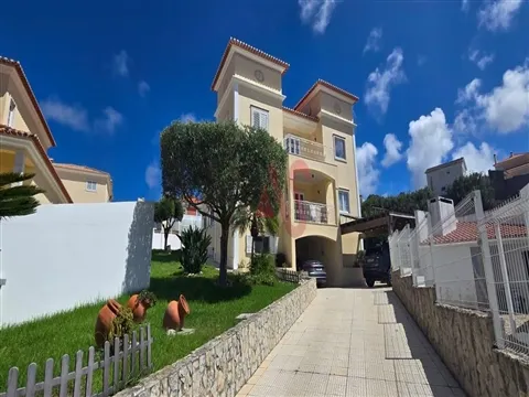 Moradia T5 com Piscina Coberta Aquecida, Garagem e Jardim em Mafra