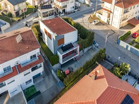 Moradia T4 com Suite Master, Jardim e Garagem para 4 carros | Corvite, Guimarães |