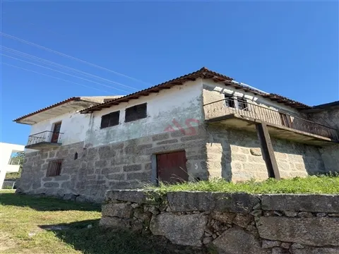 3-ZIMMER-VILLA ZUR RESTAURIERUNG | AZURÉM, GUIMARÃES