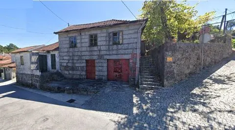 Moradia T4 para restauro com terreno com 1077 m2 em Regadas, Fafe