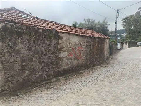 Haus zur Restaurierung in Roriz, Santo Tirso | 2.000 m² Land