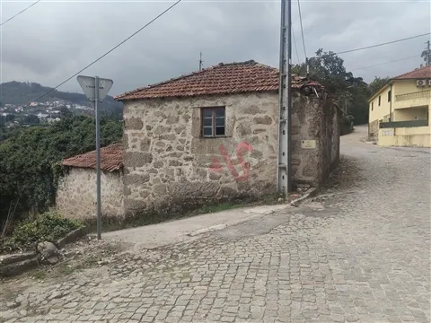 Haus zur Restaurierung in Roriz, Santo Tirso | 2.000 m² Land