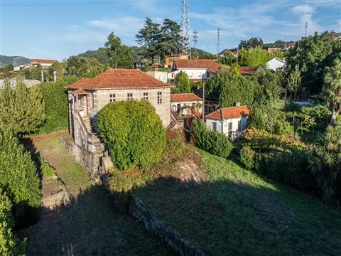 Moradia T5 para Restauro em Vila Nova do Campo, Santo Tirso