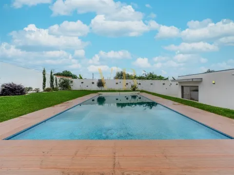 Moradia Térrea com Piscina e Garagem, Póvoa de Varzim