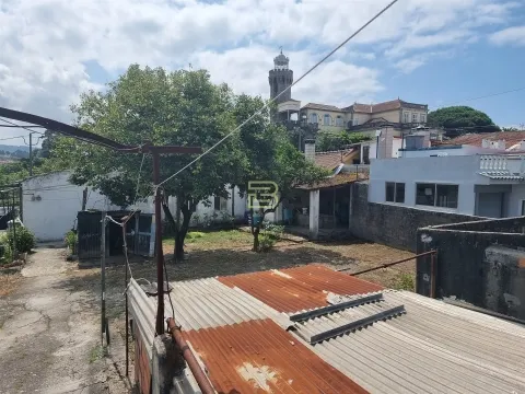 Terrain de 1700 m2 avec bâtiment vacant à récupérer.