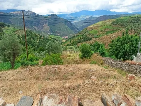 Terreno urbano em Vila Seca, Armamar, disponível para construção de armazém agrícola.