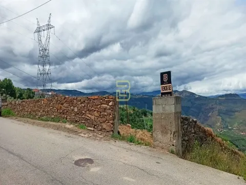 Terreno urbano em Vila Seca, Armamar, disponível para construção de armazém agrícola.