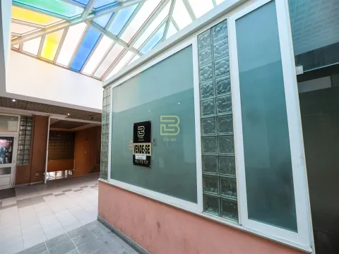 Loja situada numa galeria comercial, rodeada de todos os tipos de comércio e transportes públicos.