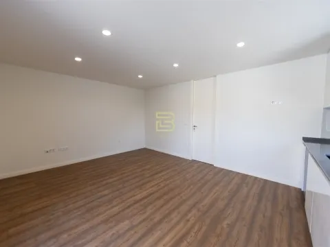 APARTAMENTO T2 totalmente RENOVADO, cozinha em OPEN SPACE, 2 Lugares de Estacionamento Privados