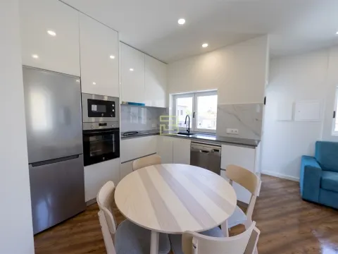 APARTAMENTO T1 totalmente NOVO, cozinha em OPEN SPACE totalmente EQUIPADA, Lugar de Estacionamento