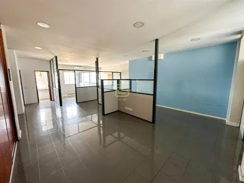 Loja para Arrendamento em Gondomar. Espaço com Receção, Sala em Open Space, dois Gabinetes.