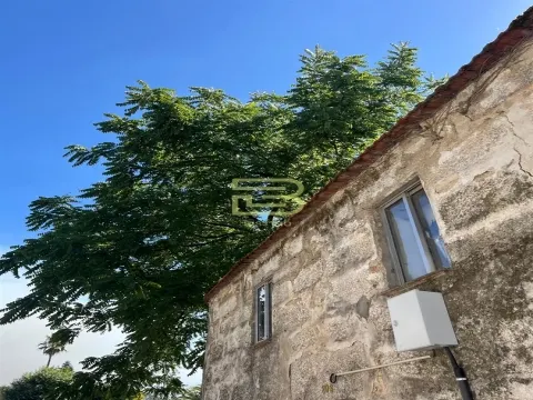 CASA em PEDRA com TERRENO para RECUPERAR ao Seu Gosto!