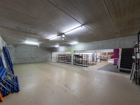 WAREHOUSE with 374m², for SALE, in the INDUSTRIAL ZONE of ERMESINDE