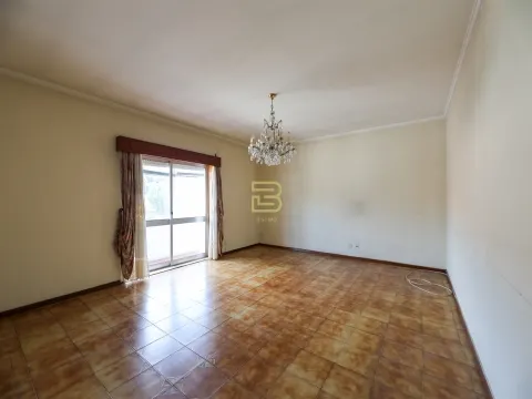 Apartamento T3 com GARAGEM junto á estação de RIO TINTO