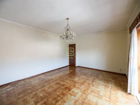 Apartamento T3 com GARAGEM junto á estação de RIO TINTO