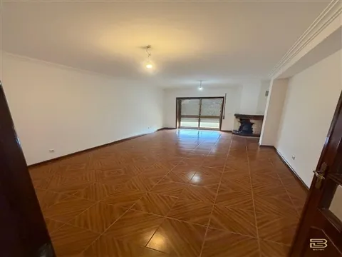 T3 EM REMODELAÇÃO COM GARAGEM BOX, VARANDA E LAREIRA | METRO A 10 MIN. A PÉ | RIO TINTO
