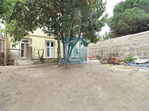 Centennial villa in the Center of São Mamede Infesta