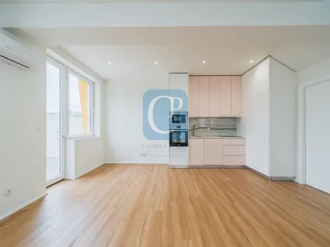 Moradia T3 com três frentes à Praça Velásquez, Porto