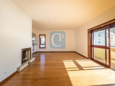 Apartamento T2 com varanda, na Boavista