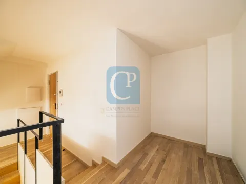 Apartamento T0+1 Duplex, junto à Praça da República, Porto