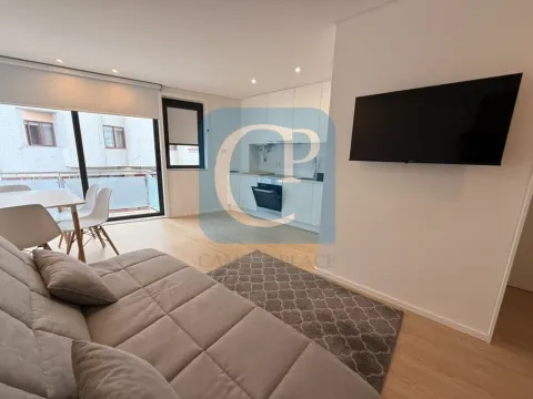 Apartamento T0 com varanda e garagem em Leça da Palmeira