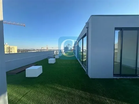 Apartamento T4 em condomínio com piscina em Moreira, Maia