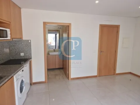 Apartamento T0 com varanda à Praça Flores, Porto