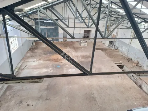 Armazém com 910 m2 inserido num terreno com a área total de 2.780 m2 em São Miguel do Souto