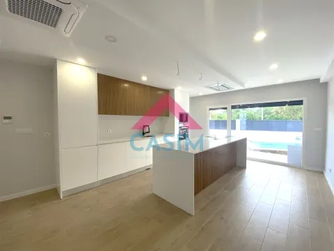 Moradia T4 NOVA, com Garagem e Piscina &#124; Fernão Ferro