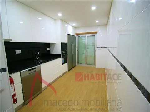 Apartamento T3 remodelado para venda em S. José de S. Lazaro, Braga.