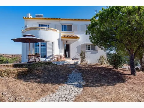 Moradia isolada com piscina e garagem para venda em Altura