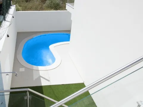 Moradia Moderna com Piscina a 5 Minutos das Praias de Altura