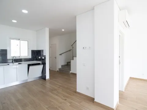 Moradia Moderna com Piscina a 5 Minutos das Praias de Altura